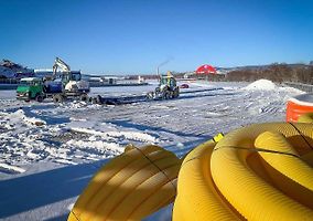 V minulých letech byla dokončena výměna celého povrchu dráhy, a proto se letos stavební práce zaměřují na rekonstrukci a úpravy vybraných bezpečnostních zón.