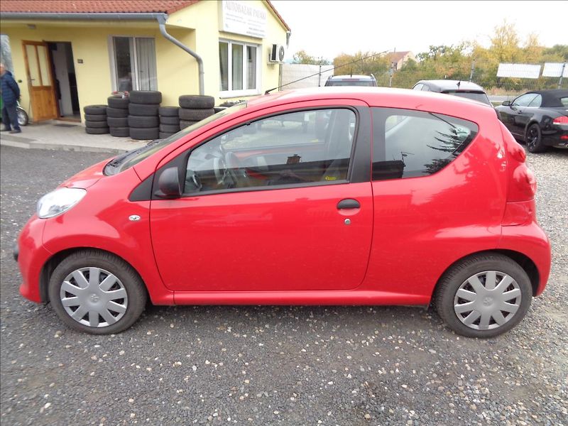 Peugeot 107 1,0 - fotka 3 z 13