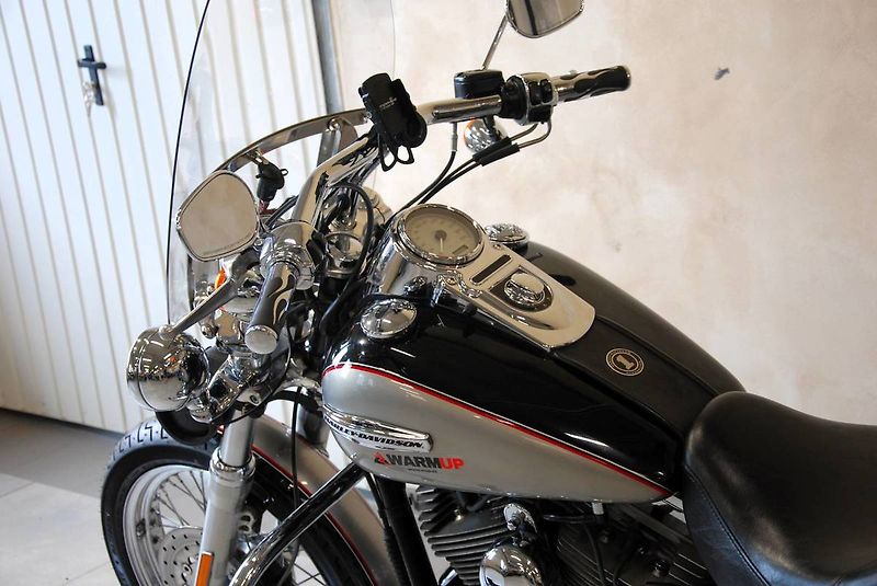 Harley-Davidson FXDC Dyna Super Glide Custom (2009) 2. - fotka 17 z 20