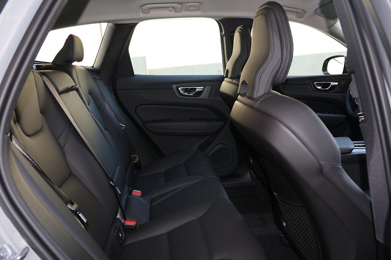 Volvo XC60 (2025) Plus, B5 AWD Mild hybrid - fotka 9 z 21