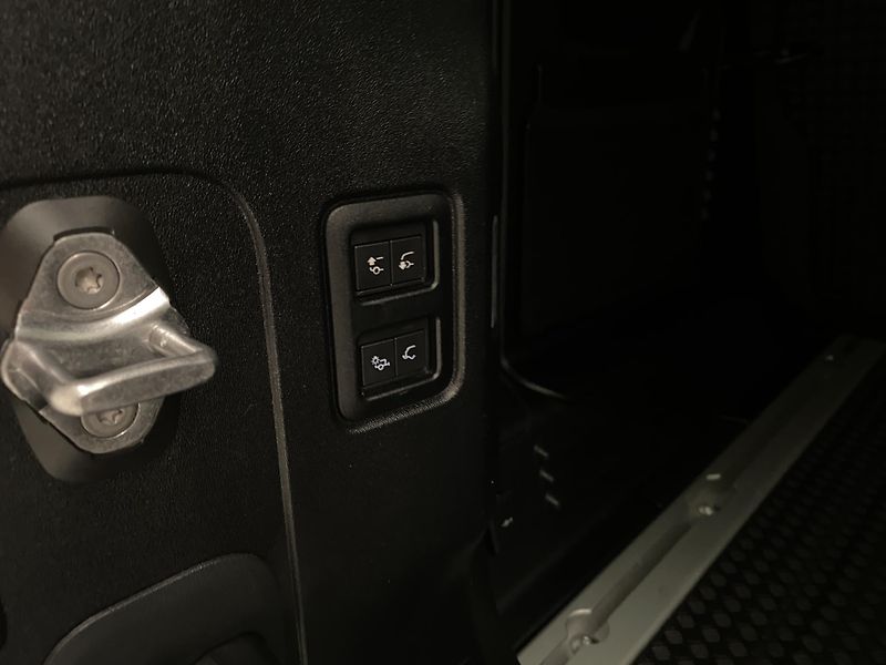 Land Rover Defender 110 P400 X-DYNAMIC REZERVACE - fotka 31 z 49