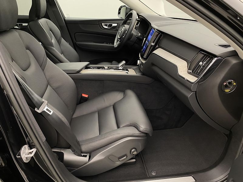 Volvo XC60 B5 AWD INSCRIPTION REZERVACE - fotka 24 z 43