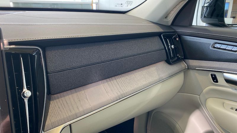 Volvo XC90 (2025) PLUS DARK, T8 AWD, 228+107 kW - fotka 10 z 15