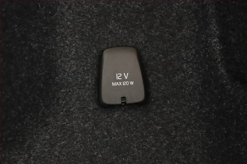 Volvo XC40 (2023) B3 - fotka 23 z 26