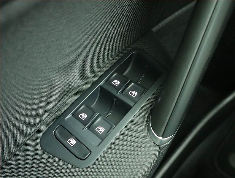 Volkswagen Golf (2018) 32 kWh - 37 Ah, SoH 84% - fotka 16 z 18