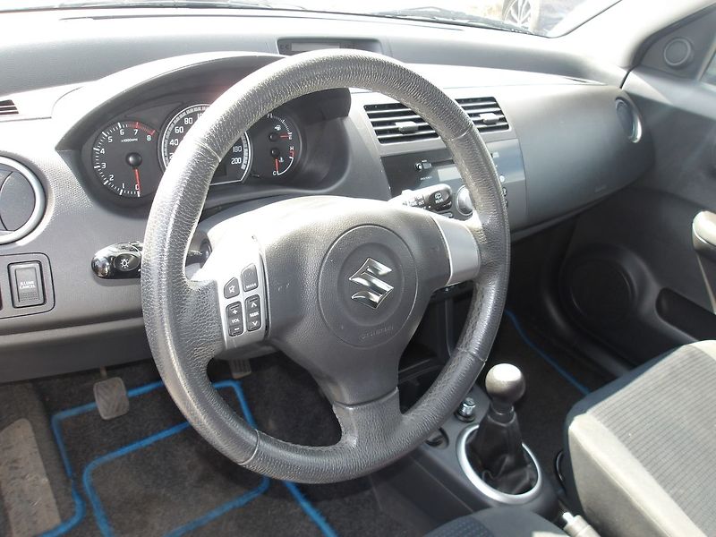 Suzuki Swift 1,3i  ČR 2xKLÍČE,KLIMA ! - fotka 16 z 27
