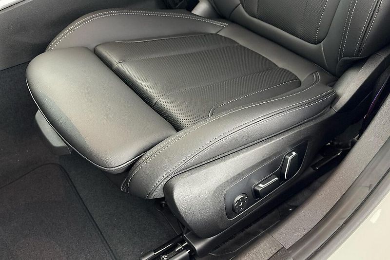 BMW Řada 3 330e xDrive - fotka 7 z 24