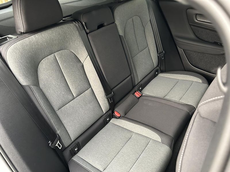 Volvo XC40 2.0 B3 CORE - fotka 14 z 28