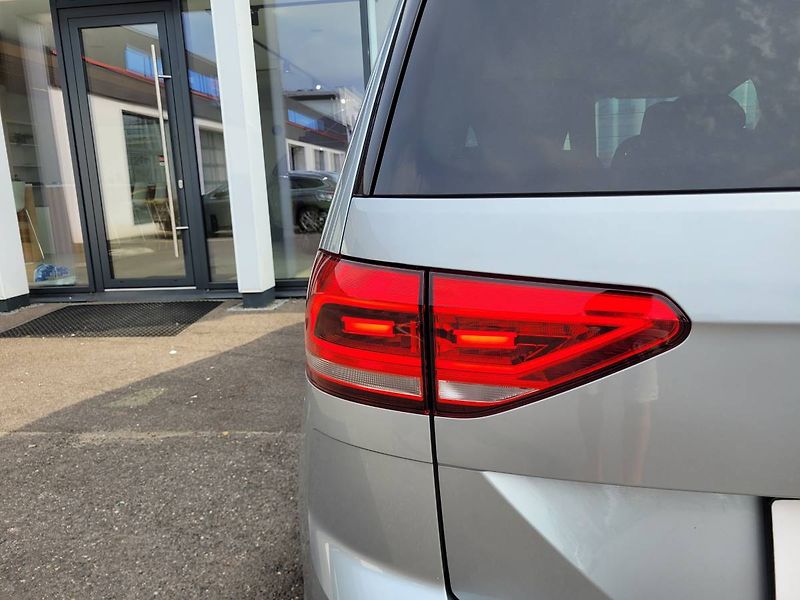 Volkswagen Touran 1.5 TSI DSG R-Line 7míst TAŽNÉ - fotka 7 z 50