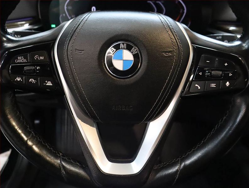 BMW Řada 5 (2019) Luxury Line 530d xDrive, 4X4 - fotka 23 z 25