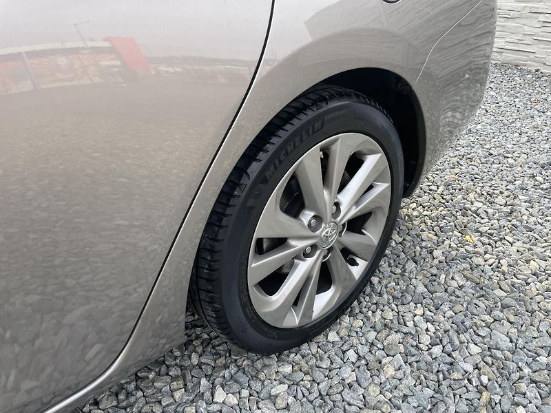 Toyota Auris 1.8i 16v HYBRID AUT NAVI CAM!! - fotka 29 z 166
