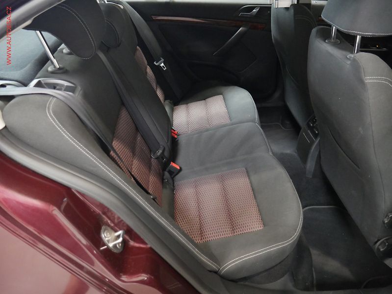 Škoda Octavia (2009) 2.0 TDi, ČR, xenon, autoAC - fotka 11 z 19