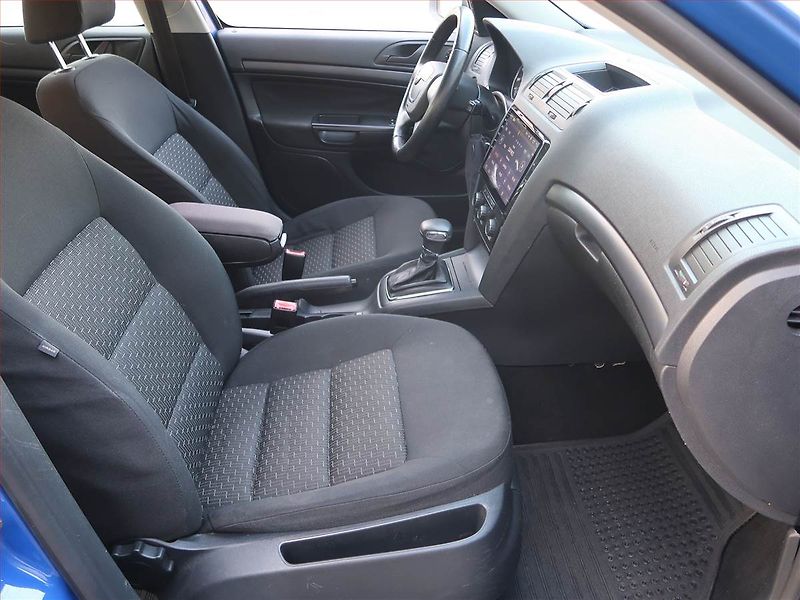 Škoda Octavia (2009) 1.6, Automat, Navi, Tempomat - fotka 9 z 17