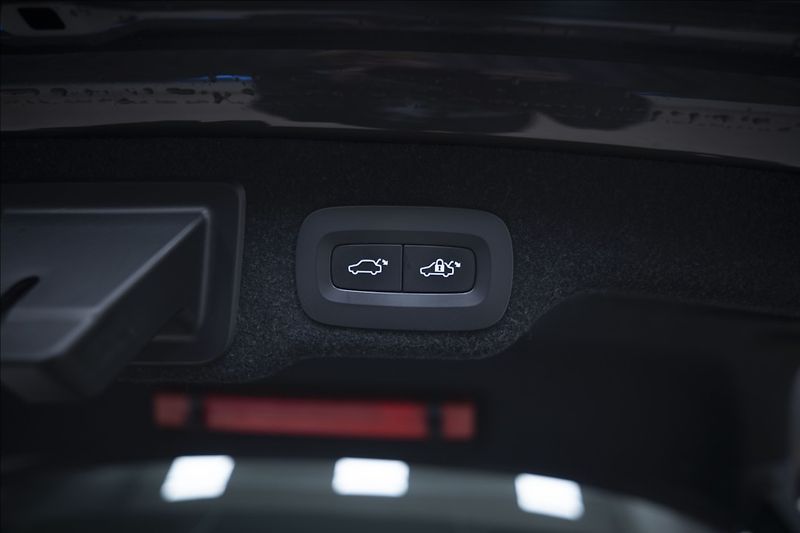 Volvo S90 2,0 D4 NAVI KAMERA 4x VÝHŘEV - fotka 40 z 42