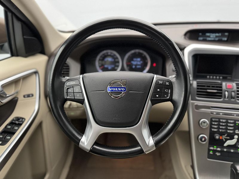 Volvo XC60 D4 AWD SUMMUM AUT CZ - fotka 4 z 45