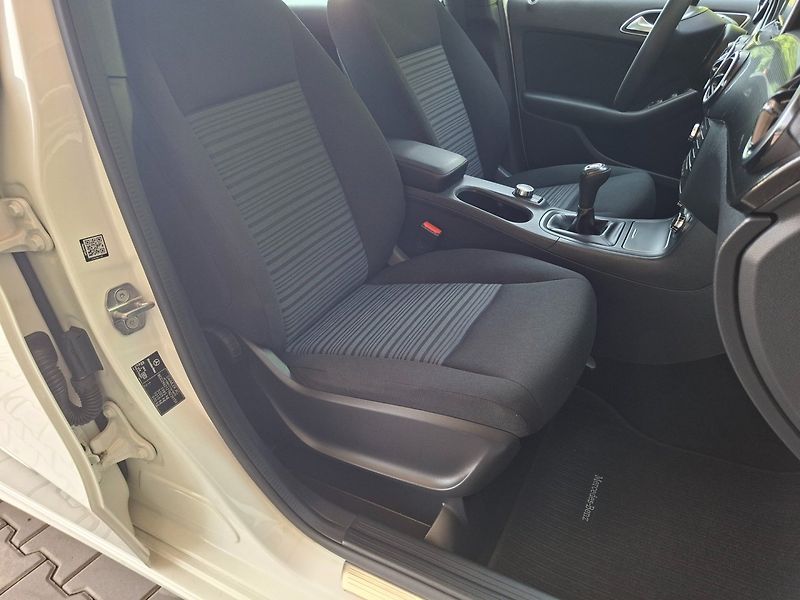 Mercedes-Benz Třídy B (2017) B 180D 80kW -S.KNIHA-SENZORY - fotka 28 z 49