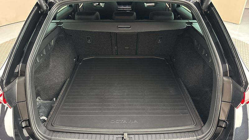 Škoda Octavia 2.0 TSI DSG RS Combi - fotka 17 z 31