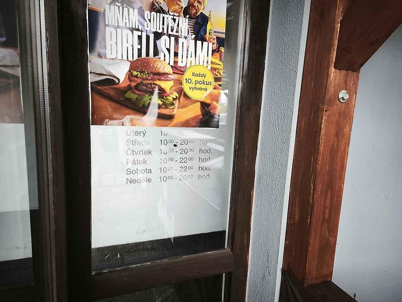 Neodolali jsme a dali jsme si kuře s broskví a sýrem.