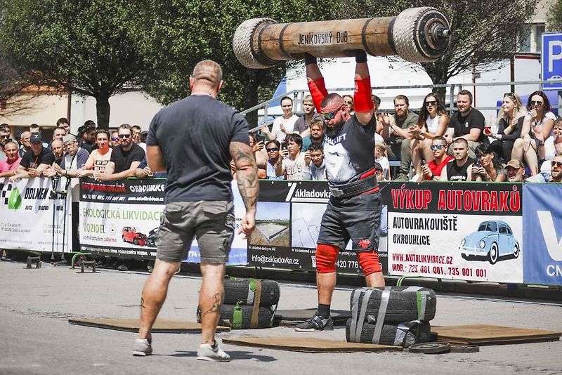 Mistrovství republiky strongmanů v Golčově Jeníkově, kde Mostečan Josef Hojdar vybojoval stříbro.