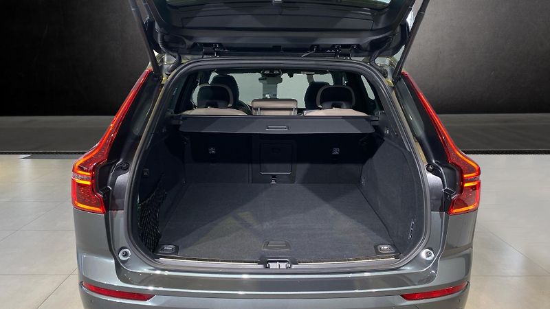 Volvo XC60 (2026) ULTRA DARK, B5 AWD, 184+10 kW - fotka 6 z 12