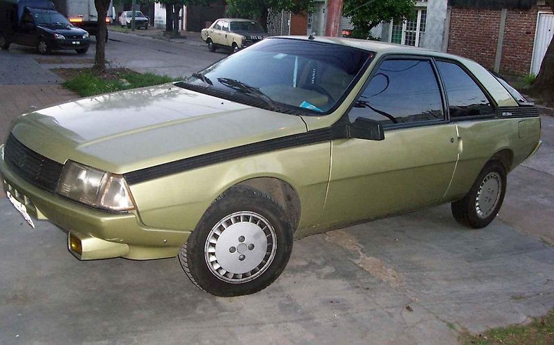 Renault Fuego GTX z roku 1982 s charakteristickým velkým zadním oknem, pod nímž se skrýval prostorný kufr.