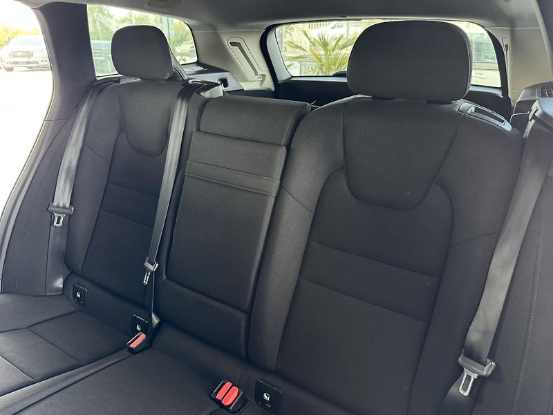 Volvo V60 B4 AUT*145kW*KeyLess*Tažné - fotka 15 z 31