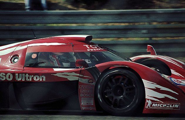 Keiichi Tsuchiya v kokpitu Toyoty GT-One při závodě 24 hodin Le Mans 1998., zdroj: Wikimedia Commons, Martin Lee, CC BY-SA 2.0