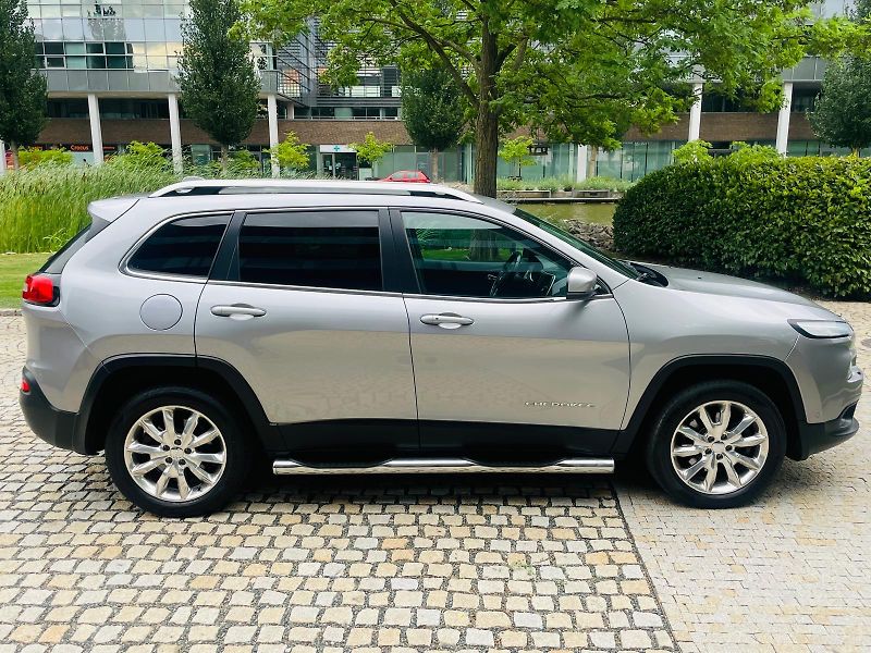 Jeep Cherokee 2.0D 4x4 AUT KAMERA TAŽNÉ LED - fotka 10 z 50
