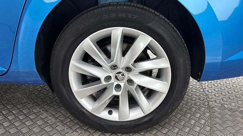 Škoda Superb 2.0 TDI DSG 4x4 Style Combi - fotka 19 z 28