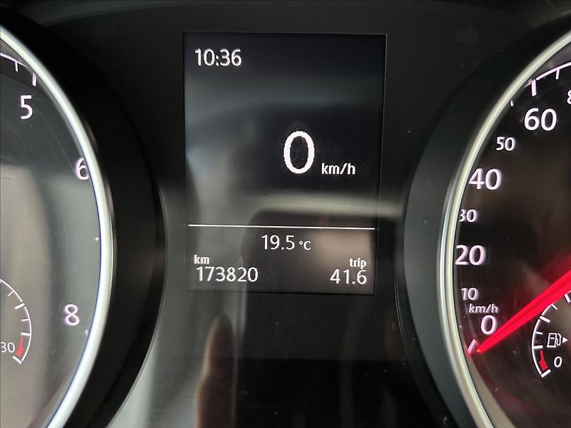 Volkswagen Golf 1,2   TSI 77kW,SERVISKA,TAŽNÉ - fotka 12 z 27