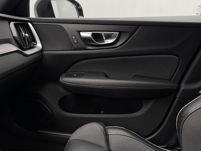 Volvo V60 T4 R-DESIGN AUT - fotka 25 z 47