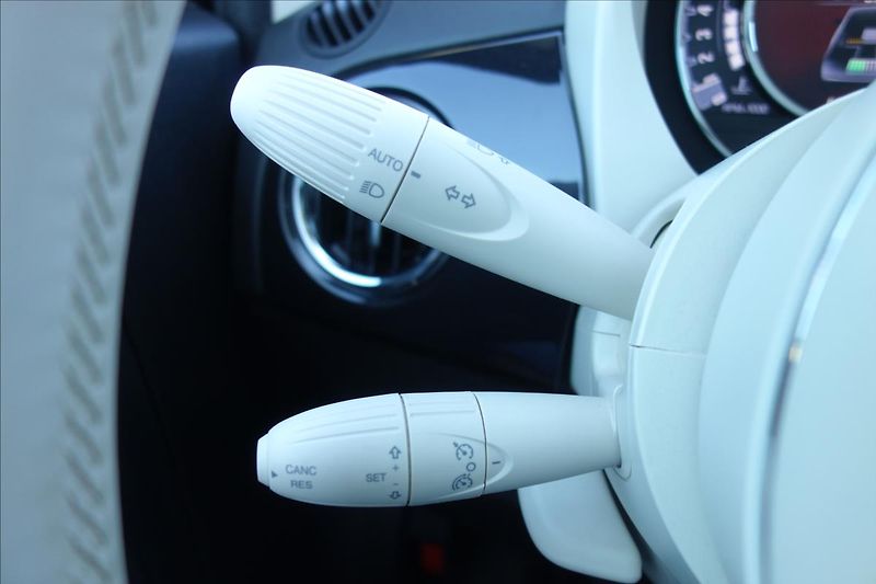 Fiat 500C 1,0 i BSG, SERVIS. KN., NAVI. - fotka 29 z 41