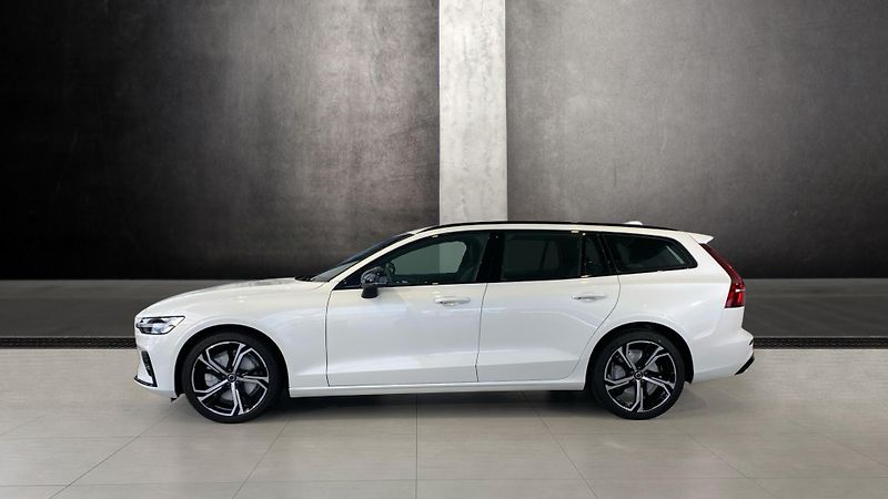 Volvo V60 (2026) PLUS DARK, B4, 145+10 kW / 197 - fotka 3 z 14
