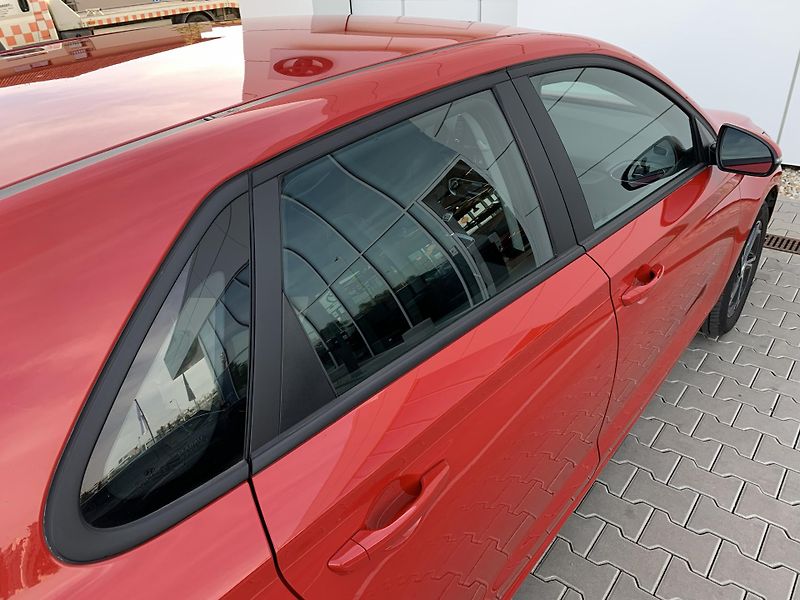 Hyundai i30 COMFORT 1.5i 80kW MAN6 - fotka 27 z 30