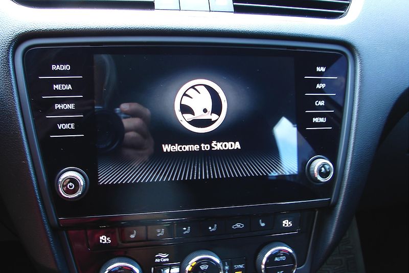 Škoda Octavia 2.0 TDi DSG LED NAVI ČR-ZADÁNO - fotka 27 z 43
