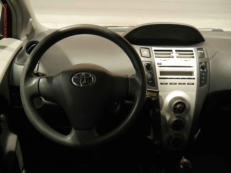 Toyota Yaris (2007) 1.0i, ČR, Klima - fotka 11 z 16