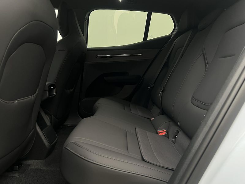 Volvo EX30 (2026) EX30 P8 AWD electric PLUS - fotka 5 z 47