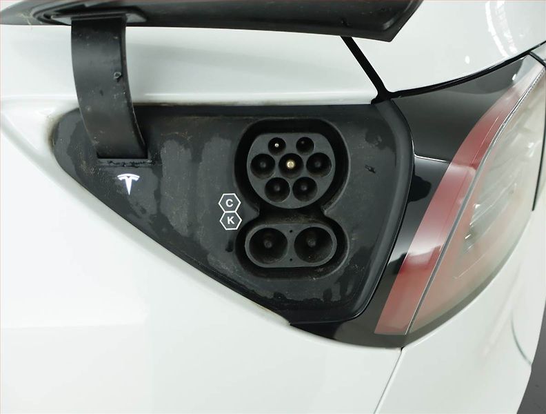 Tesla Model Y (2022) Long Range AWD 79kWh, SoH 92% - fotka 23 z 24