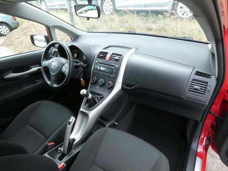 Toyota Auris (2009) 1,6 91KW - fotka 23 z 30