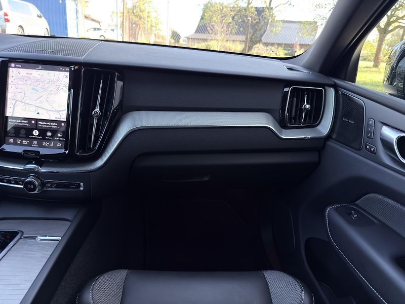 Volvo XC60 B5 AWD // PLUS DARK // 1.maj.  - fotka 18 z 44