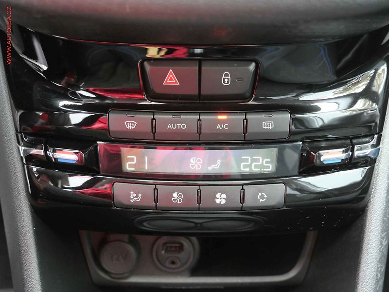 Peugeot 2008 (2018) 1.2PT, AC, park.asist - fotka 15 z 21