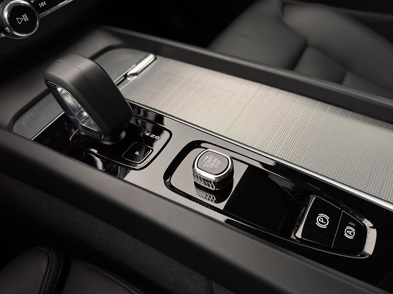 Volvo XC60 B5 AWD PLUS DARK CZ 1.maj - fotka 29 z 44