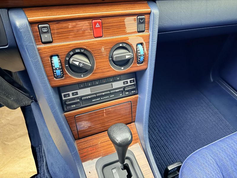 Mercedes-Benz Třídy E (1991) 2.3 , AT ,SERVIS DOLOŽEN! - fotka 26 z 34