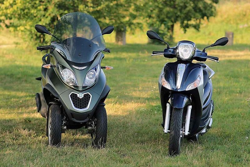 Piaggio MP3 500ie Sport LT (vlevo) a Piaggio Medley 125ie.