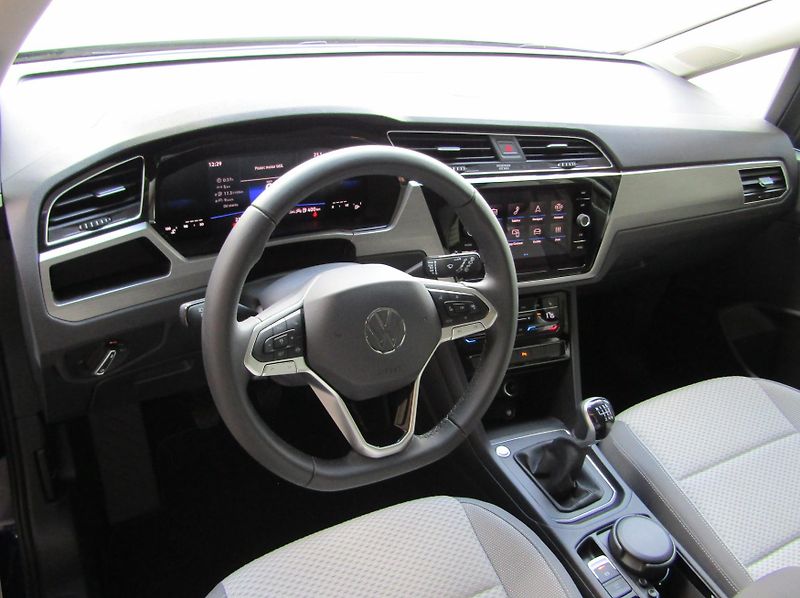 Volkswagen Touran (2024) Comfortline 1,5 TSI 110KW 7MÍS - fotka 5 z 30