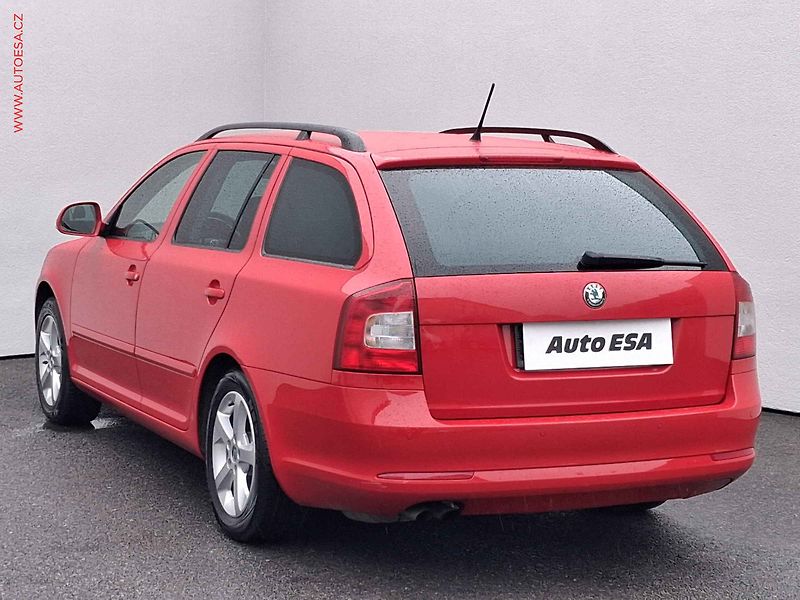Škoda Octavia (2011) 1.4 TSi, Family, DSG, xenon - fotka 6 z 17