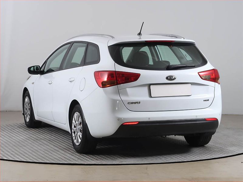 Kia Ceed (2014) Silver 1.6 CRDi, Serv.kniha - fotka 4 z 14