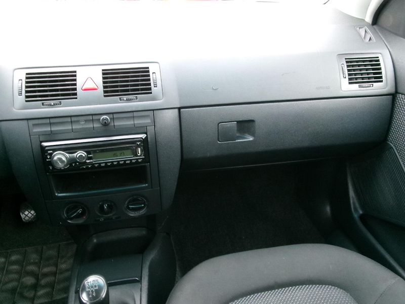 Škoda Fabia (2005) 1,4 16V KLIMA ROZVODY - fotka 19 z 21