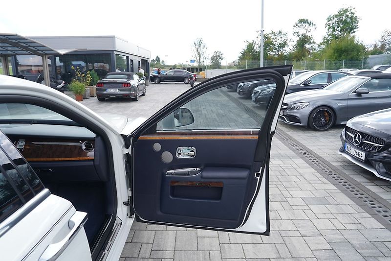 Rolls-Royce Ghost 6.75i V12  570 PS - fotka 19 z 45