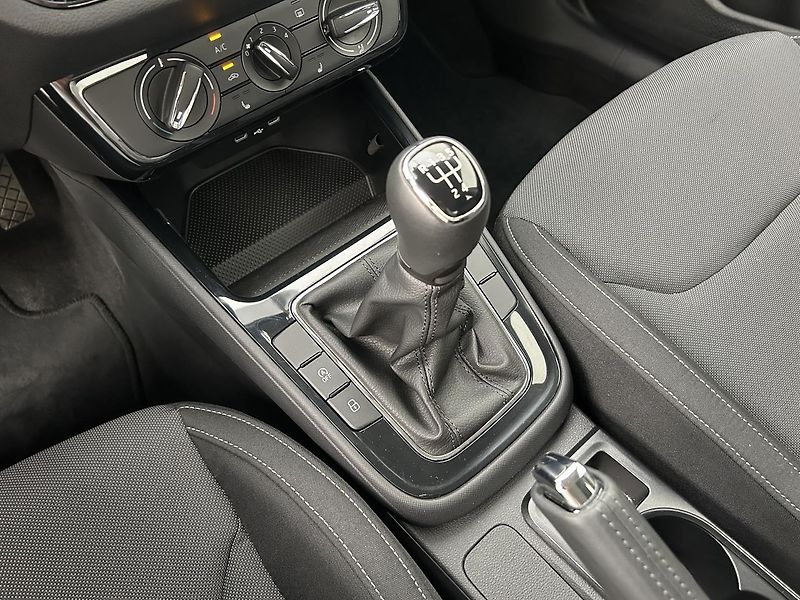 Škoda Fabia 1.0 MPI Selection - fotka 18 z 22